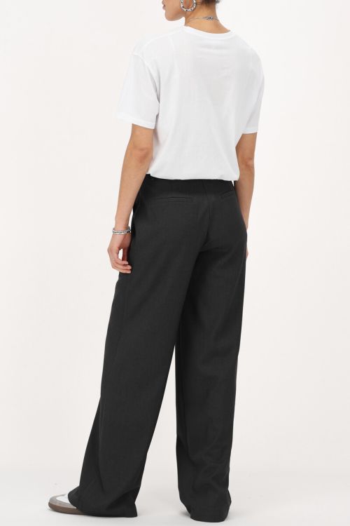 Graue Hose mit weitem Bein