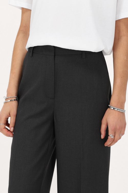 Graue Hose mit weitem Bein