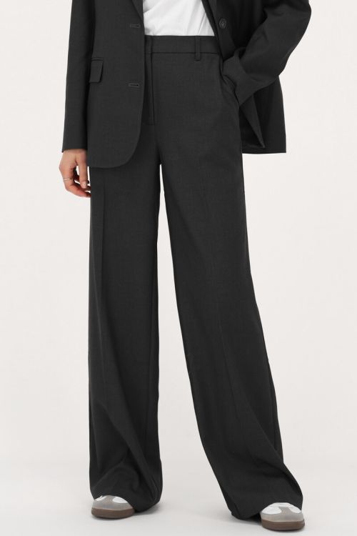 Graue Hose mit weitem Bein