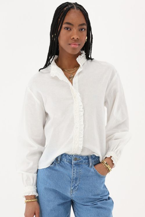 Weiße Bluse mit Rüschen