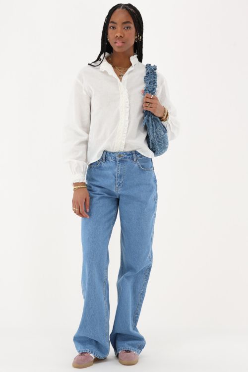Weiße Bluse mit Rüschen